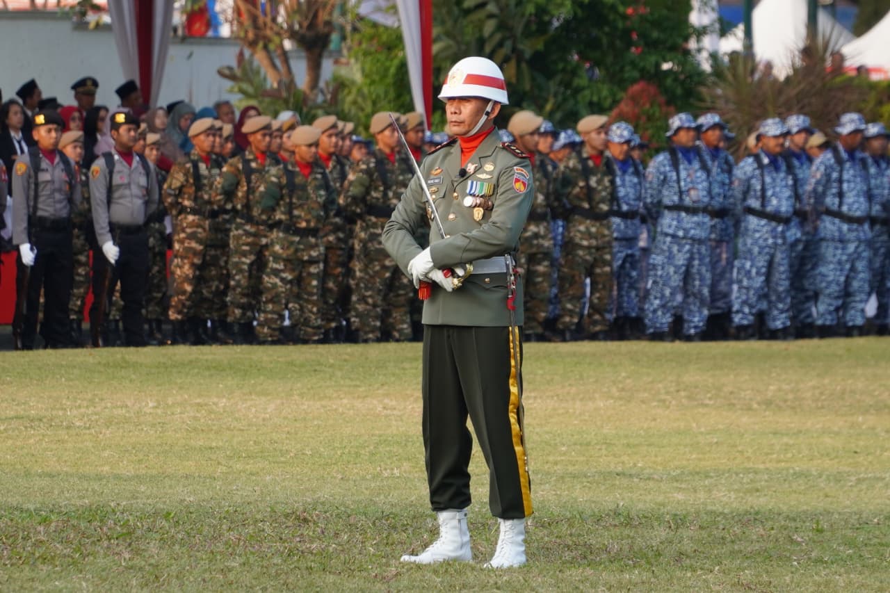 Ketegasan Lulusan Akmil 2006 di Istana Gedung Agung: Letkol Inf Richie Fadly Pimpin Penurunan Sang Saka Merah Putih HUT ke-81 RI