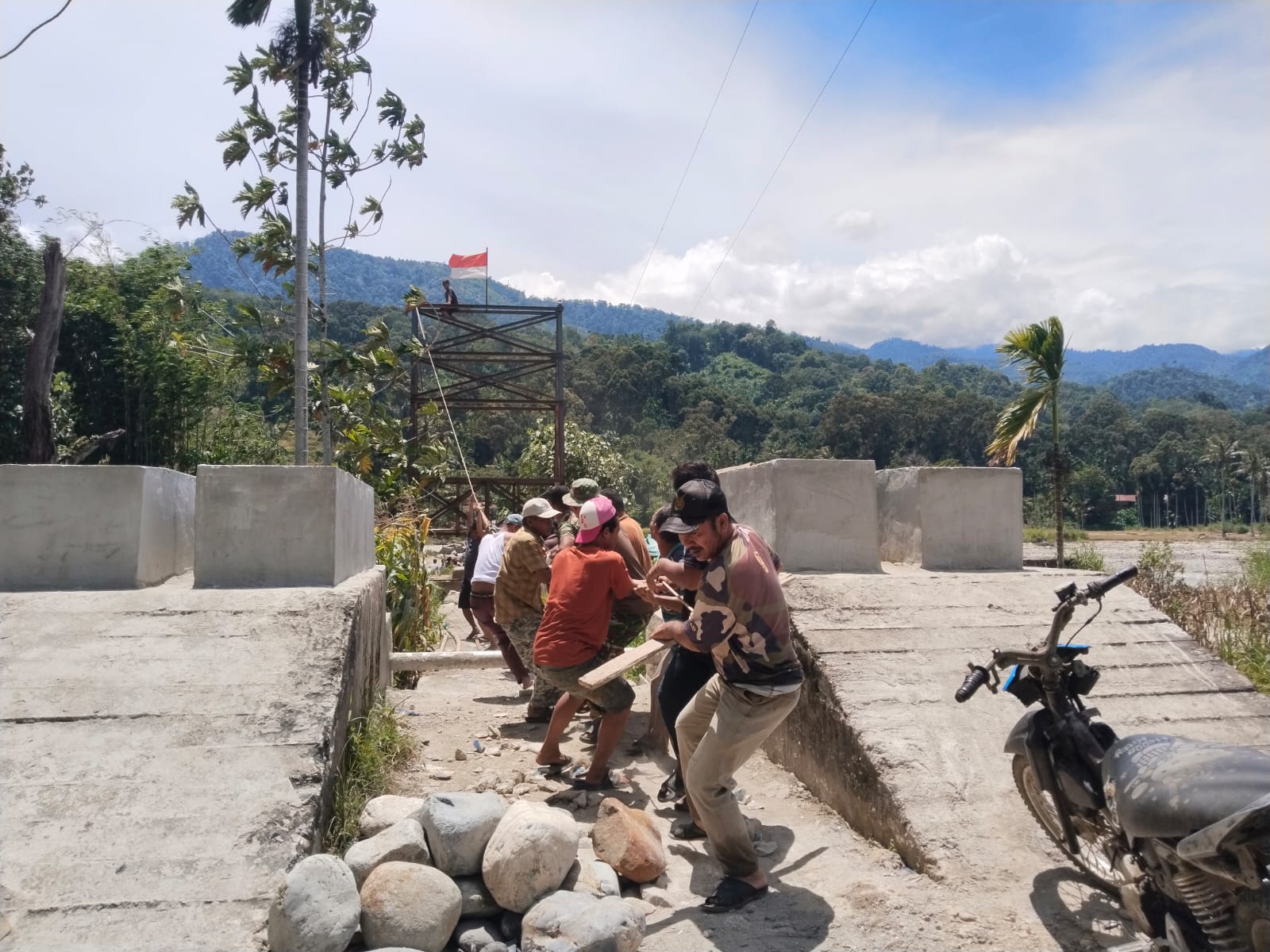 TNI dan Masyarakat Gotong Royong Perkuat Jembatan Gantung Penghubung Dua Desa di Aceh Tenggara