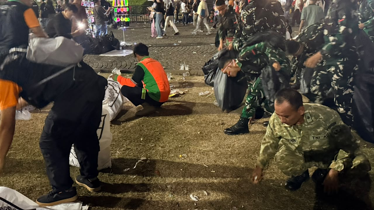 Tak Hanya Amankan Perayaan HUT RI ke-81, Prajurit Kodam Jaya Turun Bersihkan Kawasan Monas