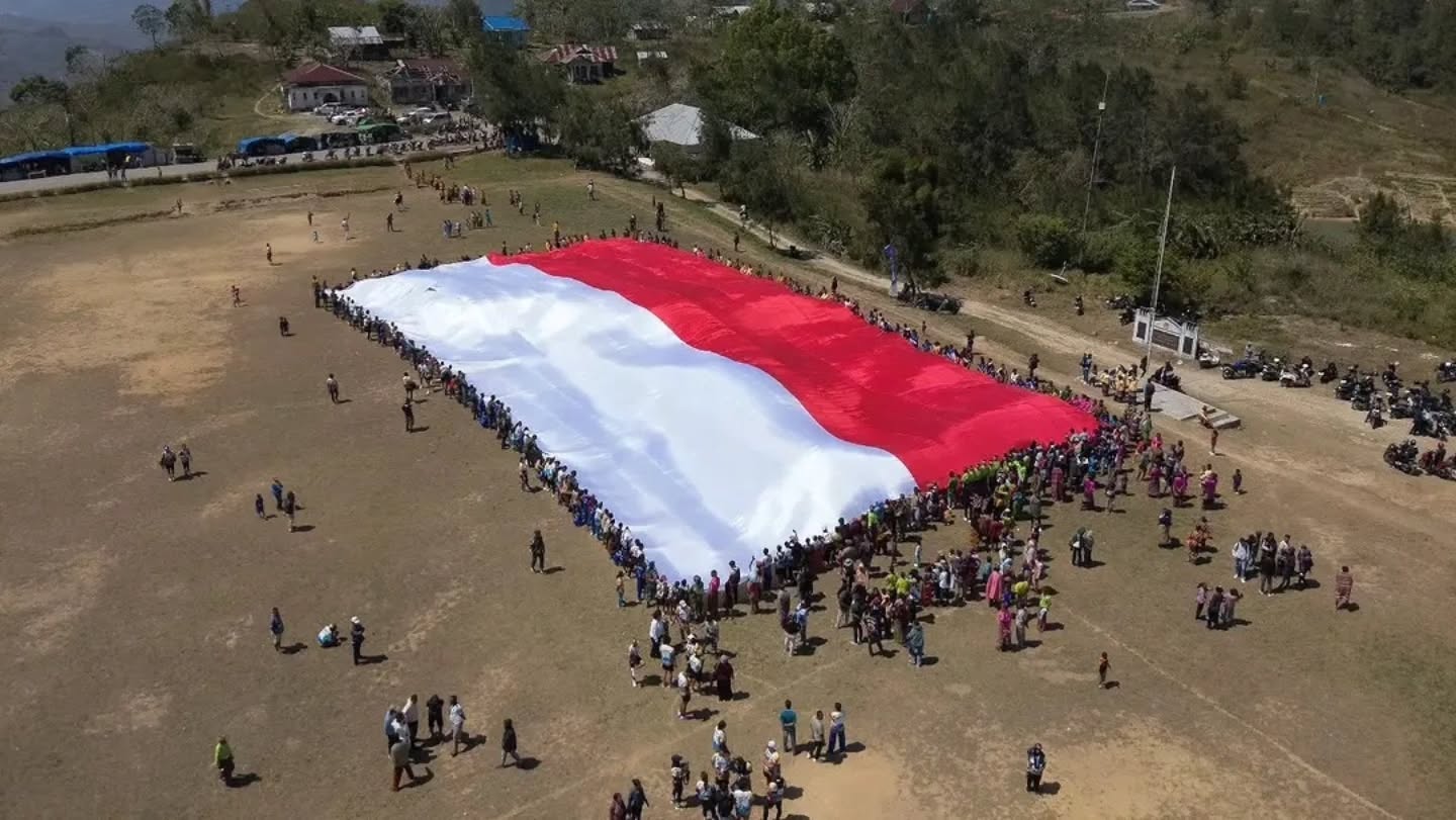 Merah Putih Raksasa 81 x 26 Meter Berkibar di Perbatasan NTT