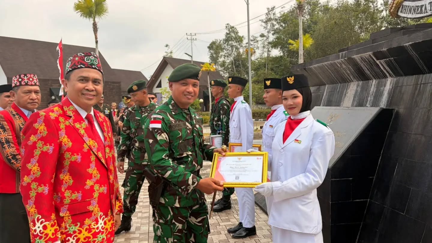 Khidmat HUT ke-81 RI di Perbatasan, Satgas Yonarmed 13 Kostrad Ikuti Upacara di PLBN Badau