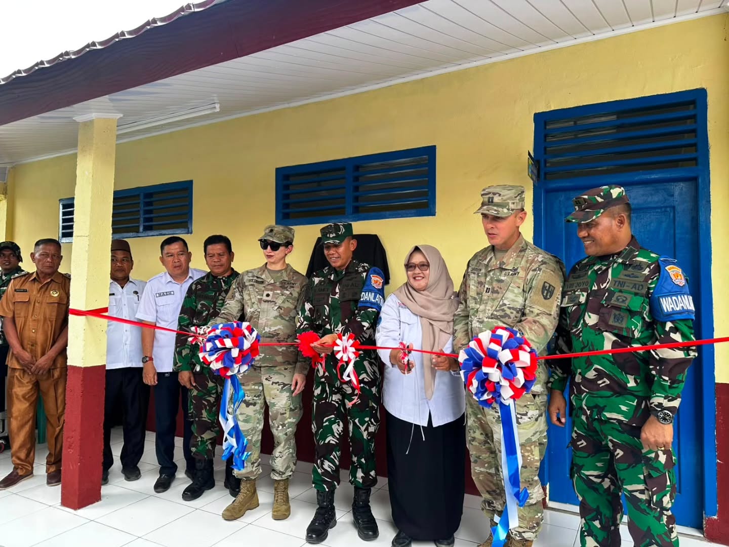 TNI AD Bersama US Army Renovasi SDN 04 Peracak, Wujud Nyata Kerja Sama dan Kepedulian Terhadap Dunia Pendidikan
