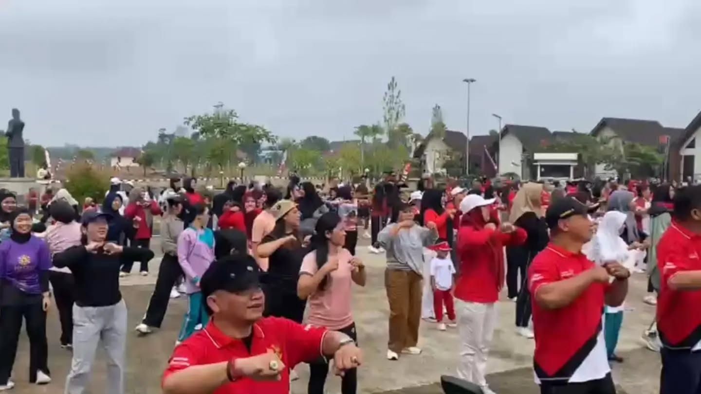 Semarak HUT RI, Satgas Yonarmed 13 Kostrad dan PLBN Badau Gelar Jalan Sehat Bersama