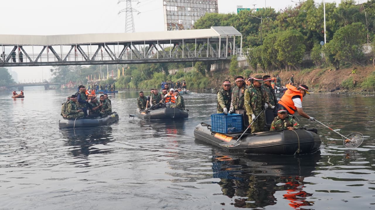 Pangdam Jaya, Kapolda Metro Jaya dan Sekda DKI Jakarta Pimpin Karya Bakti Bersih Sungai di Kali Angke