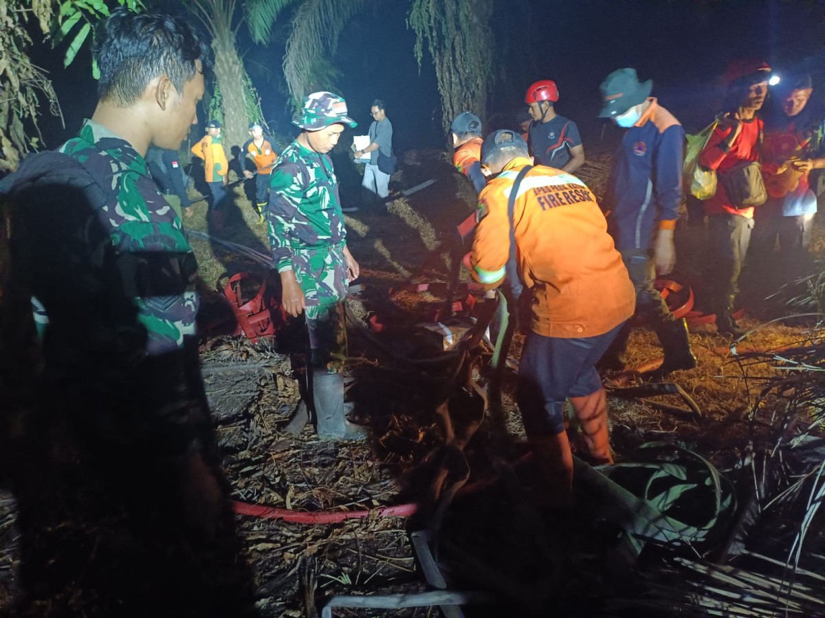 Dandim 1017/Lmd Bersama Forkopimda Turun Langsung Padamkan Kebakaran Lahan di Kelurahan Kujan