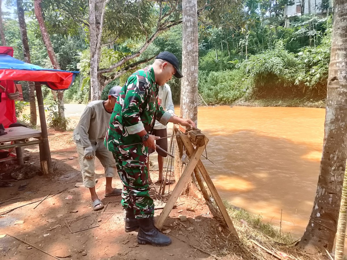 Babinsa Koramil 2213/Jampangkulon Laksanakan Bakti Bersama Warga Desa Sukamaju