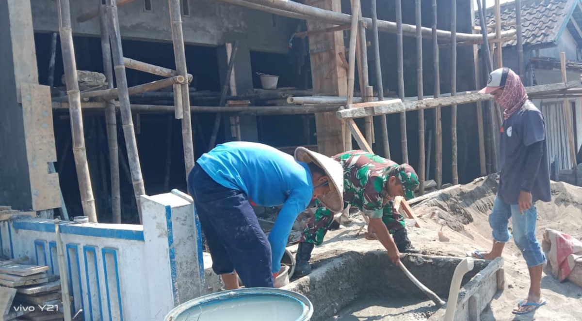 Babinsa Bersama Warga Laksanakan Karya Bakti Perbaikan Masjid Al Istiqomah