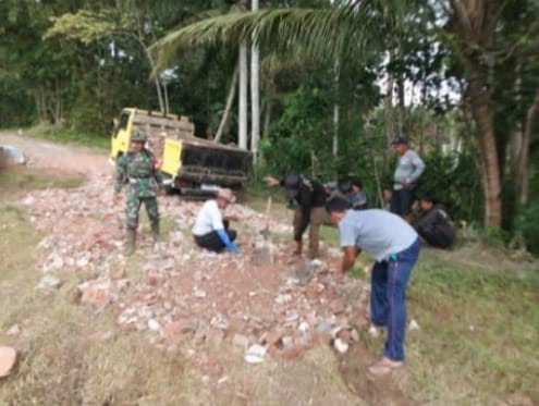 Karyabakti Babinsa Bersama Warga Perbaiki Jalan di Desa Margaluyu