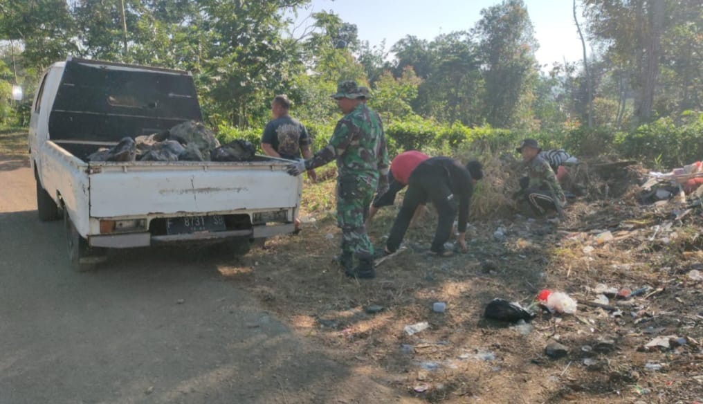 Babinsa Neglasari Bersama Warga Laksanakan Karya Bakti Bersihkan Sampah di Pinggir Jalan
