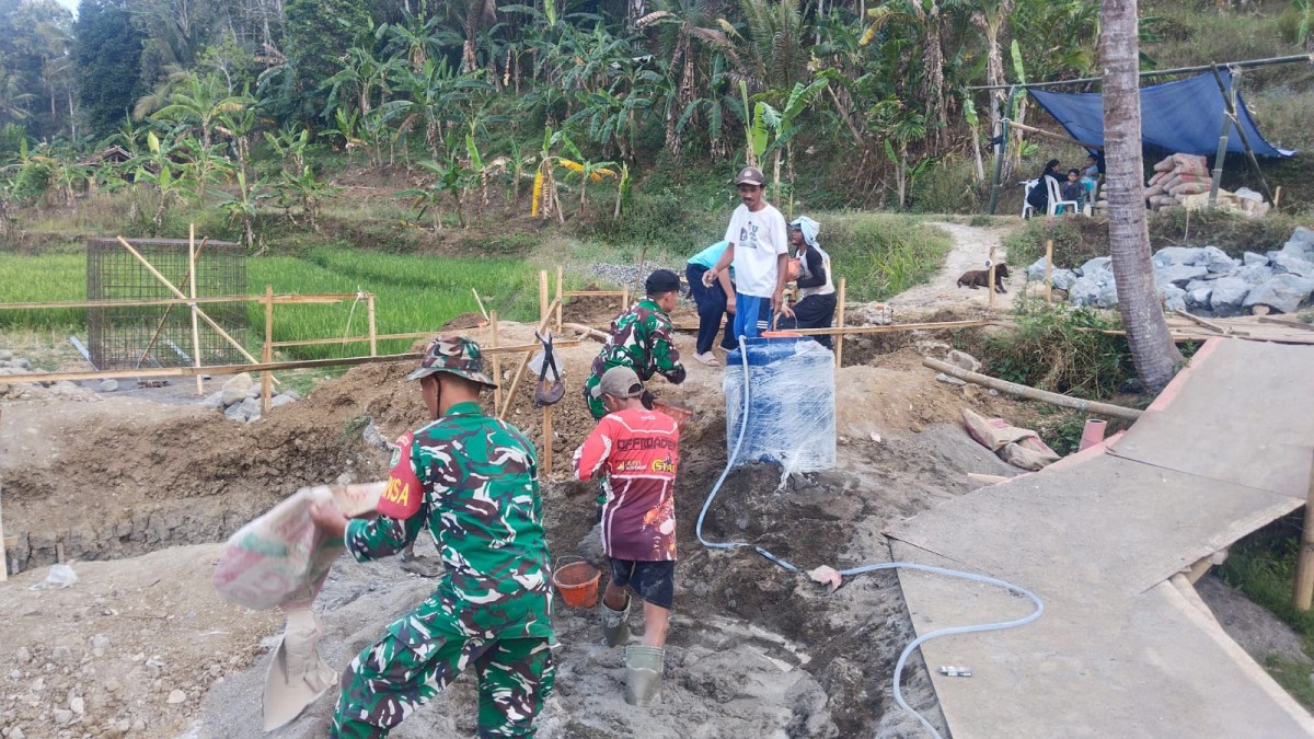 Babinsa Bersama Warga Laksanakan Bakti Pembangunan Jembatan Garuda di Bojongsari