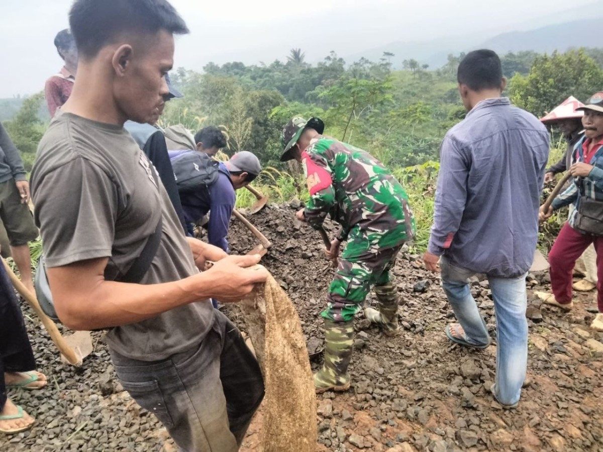 Karya Bakti Babinsa dan Warga Percepat Pengerasan Jalan Desa Bojongjengkol