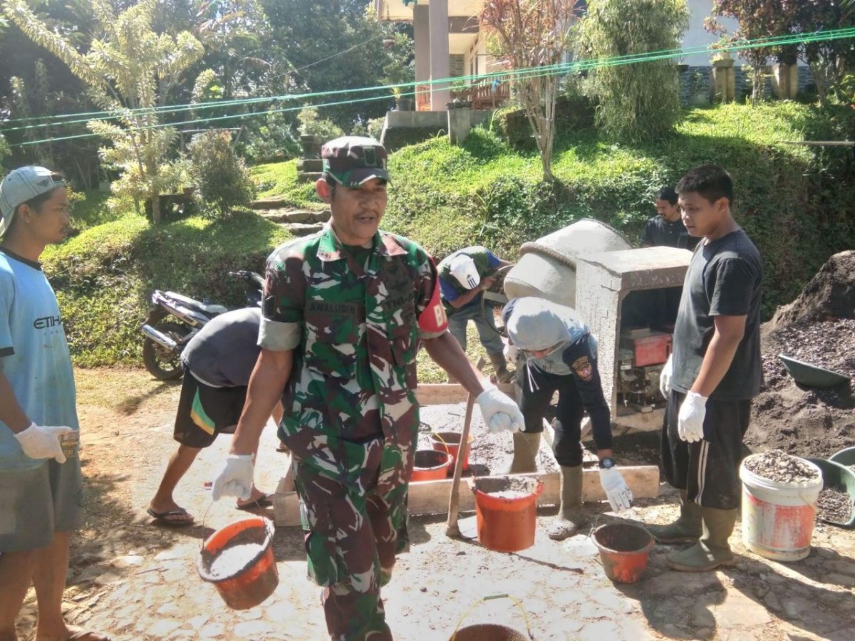 Babinsa Bersama Warga Laksanakan Bakti Perkerasan Jalan Desa Pangkalan