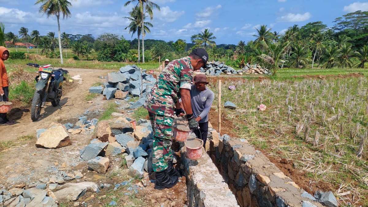 Babinsa Purwasedar Bersama Warga Laksanakan Karya Bakti Pembangunan Saluran Irigasi
