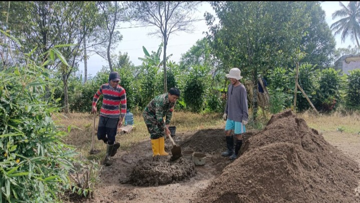 Babinsa Koramil 2206/Parakansalak Laksanakan Karya Bakti Perbaikan Jalan di Desa Sukakersa