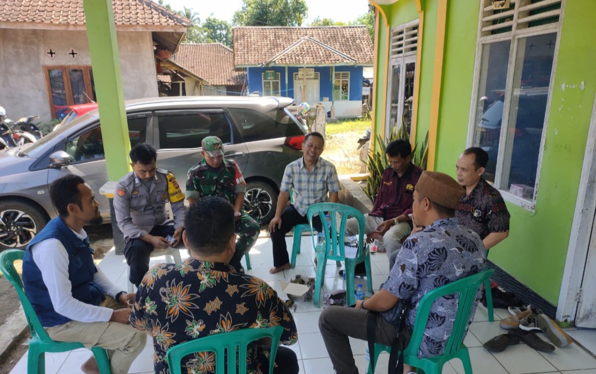 Babinsa Bangbayang Laksanakan Komsos Bersama Tokoh Masyarakat