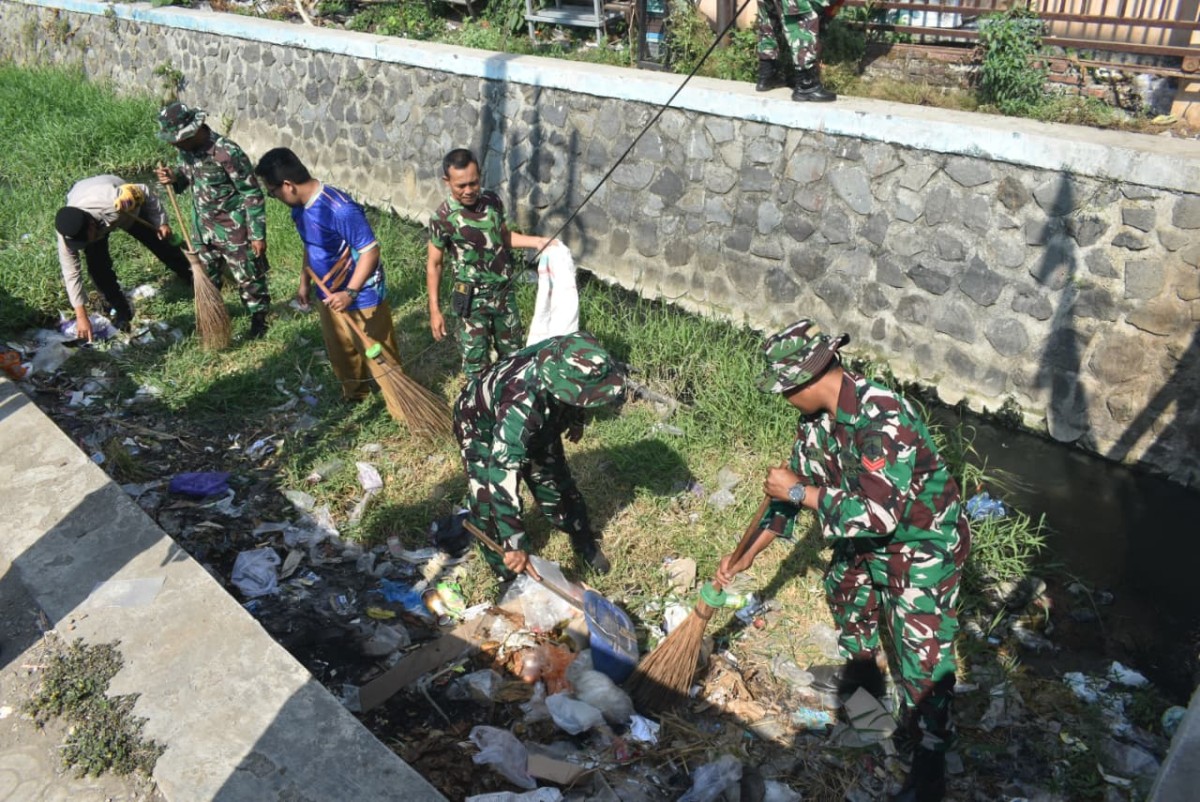 Kodim 0712/Tegal Gelar Karya Bakti Bersihkan Pasar Pepedan, Semarakkan HUT RI Ke-81, HUT Ke-81 TNI dan HUT Ke-76 Kodam IV/Diponegoro