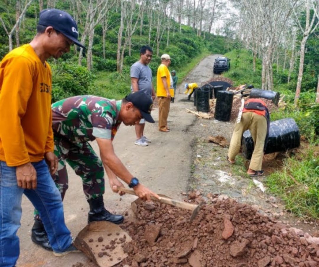 Karya Bakti Babinsa dan Warga Perbaiki Jalan Desa di Cilangkap