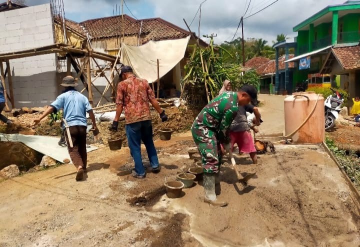 Karya Bakti Babinsa Bersama Masyarakat di Desa Bantarsari
