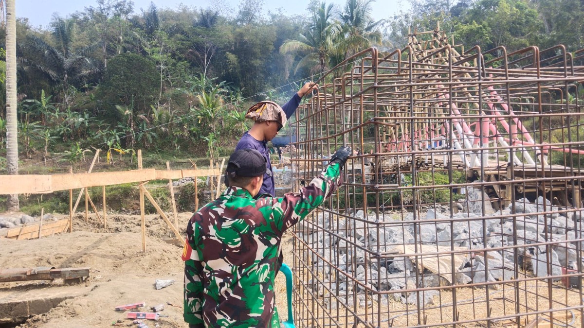 Babinsa Bojongsari Bantu Perakitan Besi Pondasi Jembatan Garuda