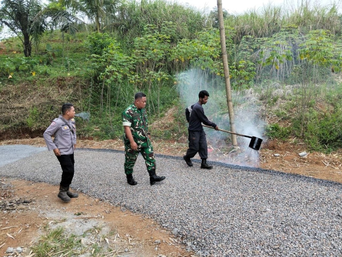 Karya Bakti Babinsa Bersama Warga Perkeras Jalan Desa di Nangerang