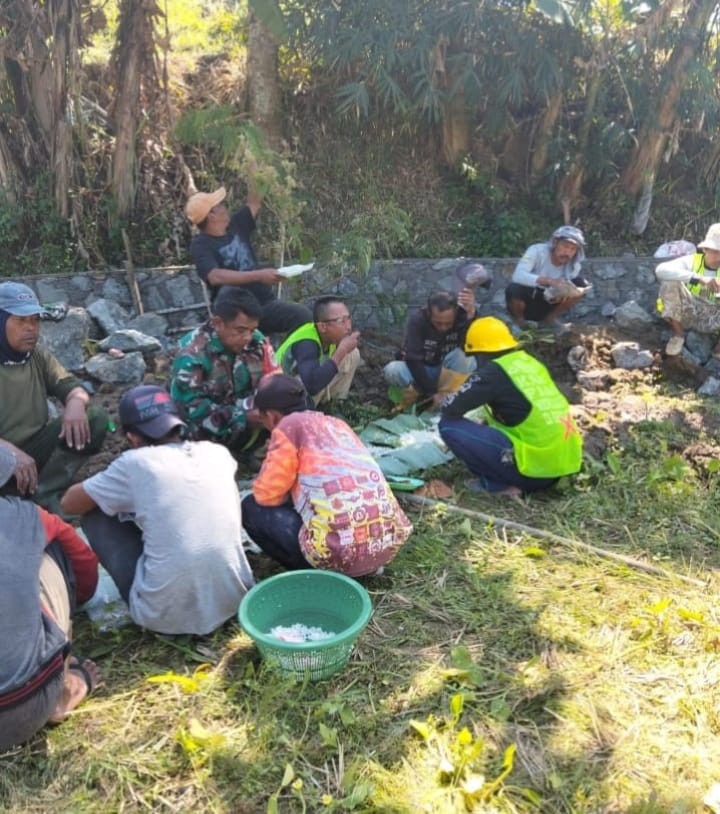 Babinsa Bersama Warga dan Apdes Laksanakan Pembersihan Irigasi di Desa Sirnasari