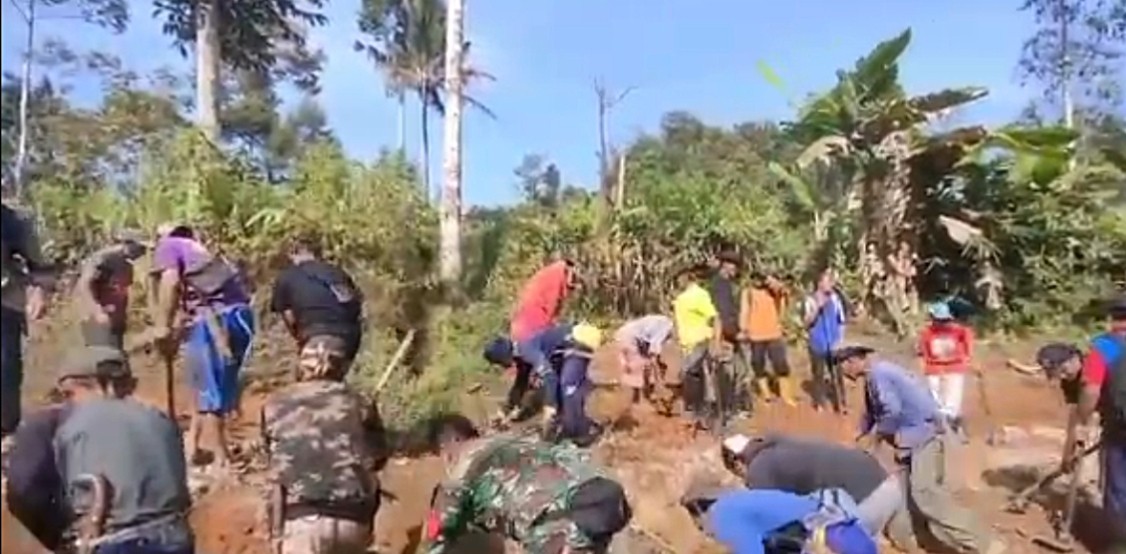 Babinsa Koramil 2202/Palabuhanratu Bantu Warga Bersihkan dan Perbaiki Jalan Desa Citarik