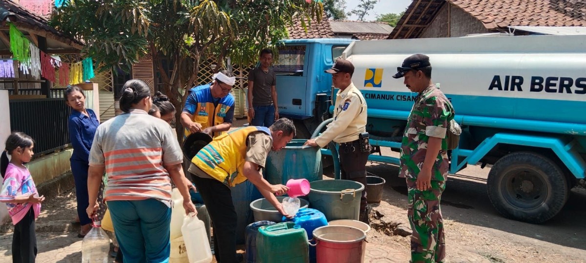 Babinsa Tarunajaya Dampingi Penyaluran Bantuan Air Bersih dari BBWS