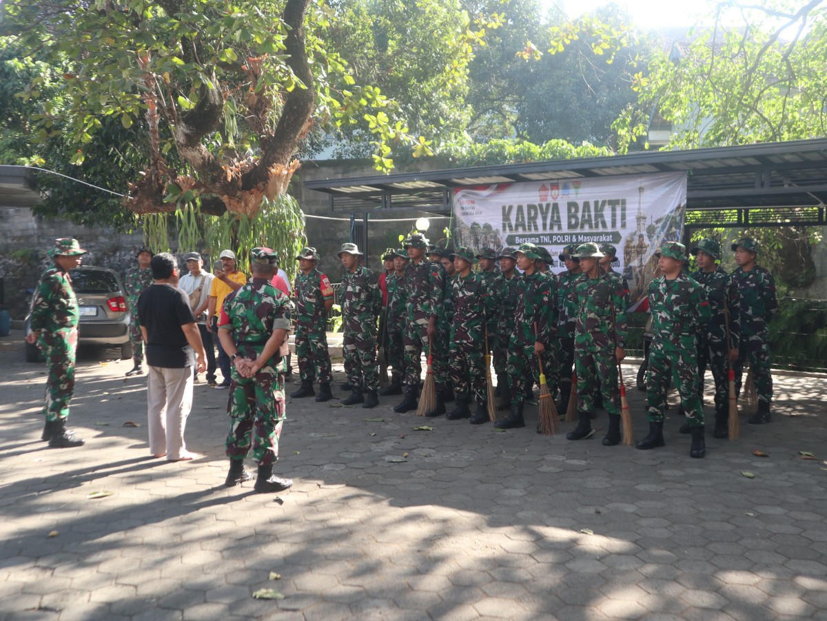 TNI Polri Karya Bakti Bersihkan Tempat Ibadah