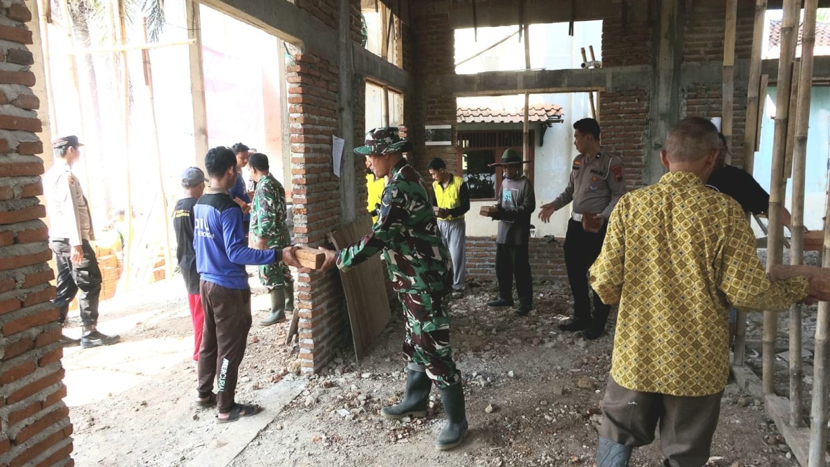 Sambut HUT ke-81 TNI dan HUT ke-76 Kodam IV/Diponegoro, Kodim 0710/Pekalongan Gelar Karya Bakti Di Masjid Baitul Makmur