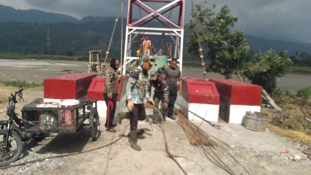 TNI dan Warga terus Percepat Penyelesaian Jembatan Gantung di Ds. Kumbang Jaya, Kab. Aceh Tenggara