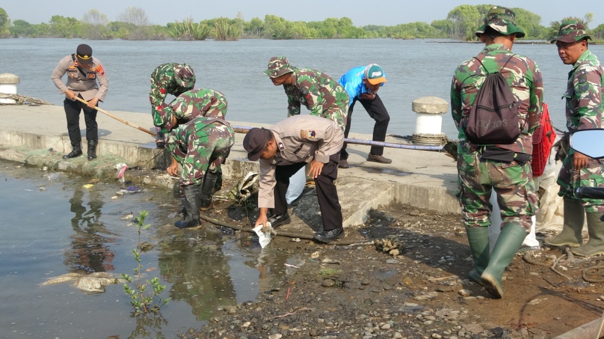 Sambut HUT TNI dan Kodam IV/Diponegoro, Kodim 0710/Pekalongan Gelar Karya Bakti Pembersihan Pantai Wonokerto