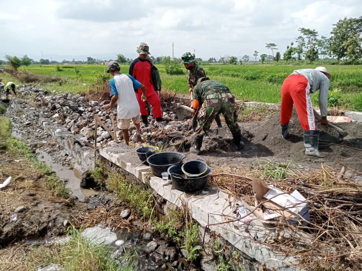 Babinsa Koramil 06/Kebonarum Bantu Warga Bangun Parit Persawahan Di Desa Gondang