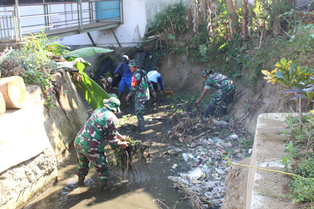 Kodim 0707/Wonosobo Gelar Karya Bakti Gerakan TNI Peduli Sampah, Bersihkan Sungai di Mlipak