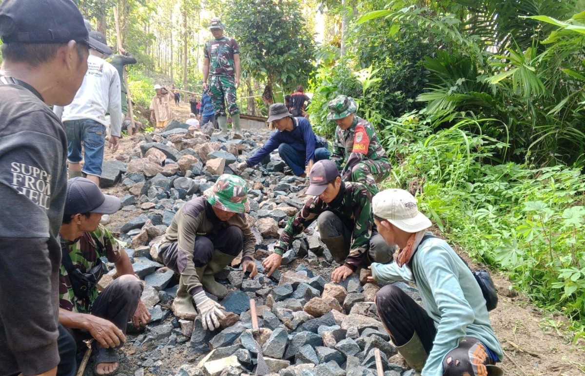 Babinsa Koramil 2202/Palabuhanratu Laksanakan Bakti Pengerasan Jalan di Desa Pasir Suren