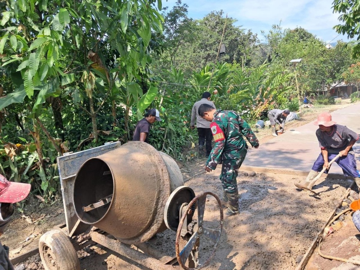 Babinsa Sindangresmi Bersama Warga Laksanakan Karya Bakti Pengecoran Jalan Desa
