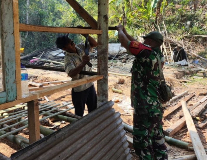 Babinsa Bersama Warga Bangun Pos Ronda di Desa Cijurey