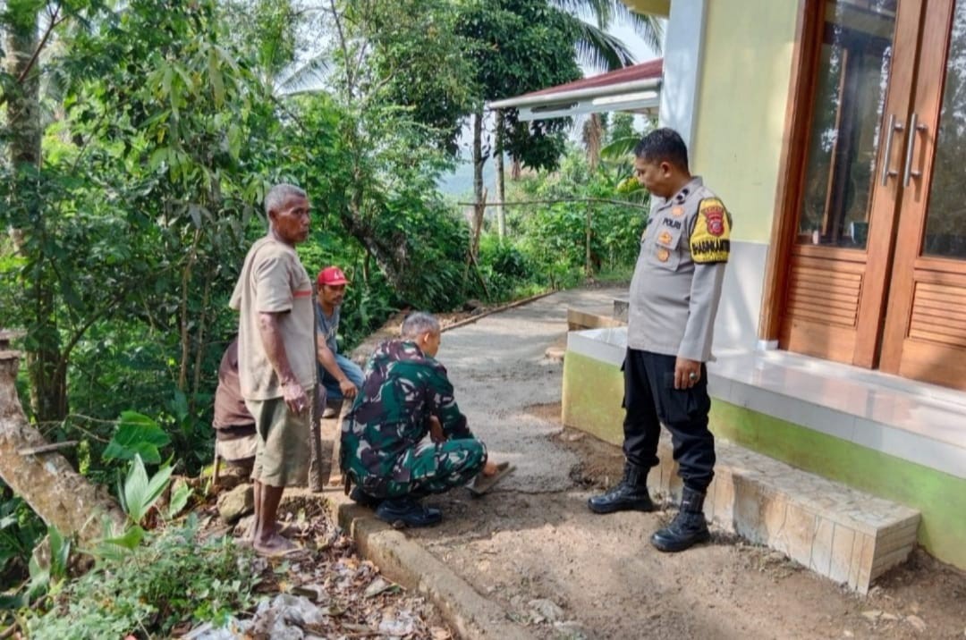 Karya Bakti Babinsa Bersama Warga Plesterisasi Jalan Lingkungan di Desa Tegallega