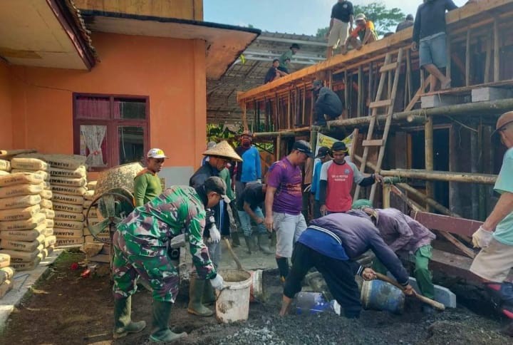 Karya Bakti Babinsa Bersama Masyarakat di Desa Sukajaya