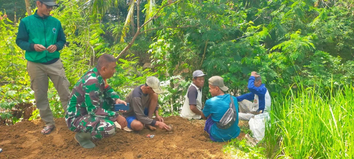 Babinsa Cimenteng Laksanakan Komsos Bersama Warga Masyarakat