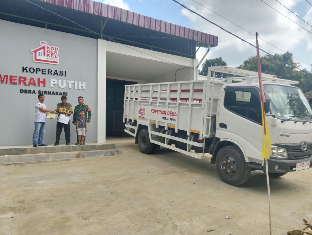 Babinsa Sirnasari Dampingi Monitoring Penyaluran Mobil Truk Hino untuk Koperasi Desa Merah Putih
