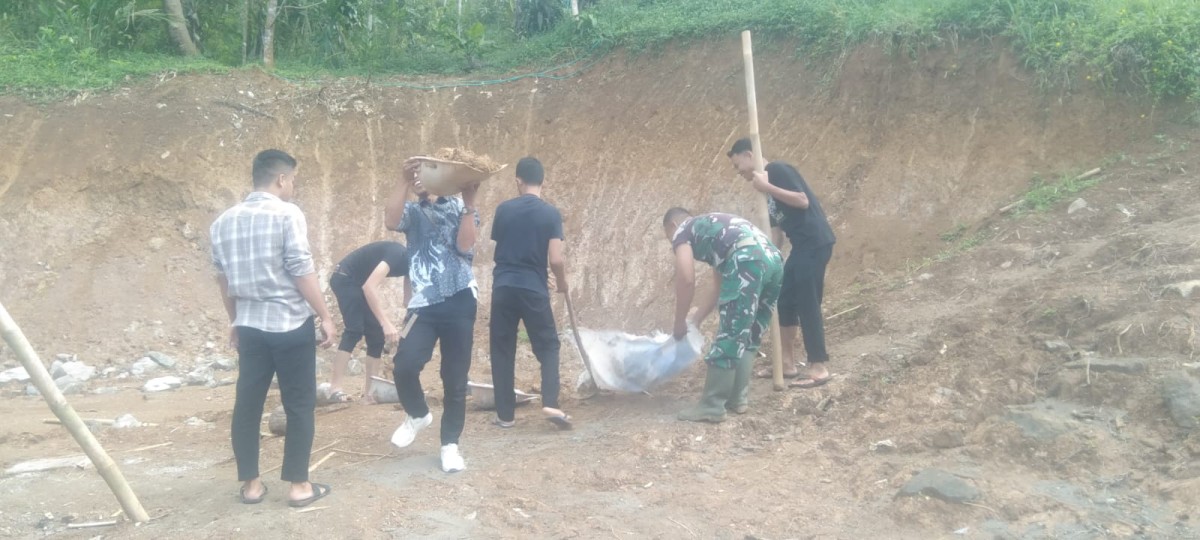 Babinsa Gandasoli Tanjung Laksanakan Bakti Bersama Warga
