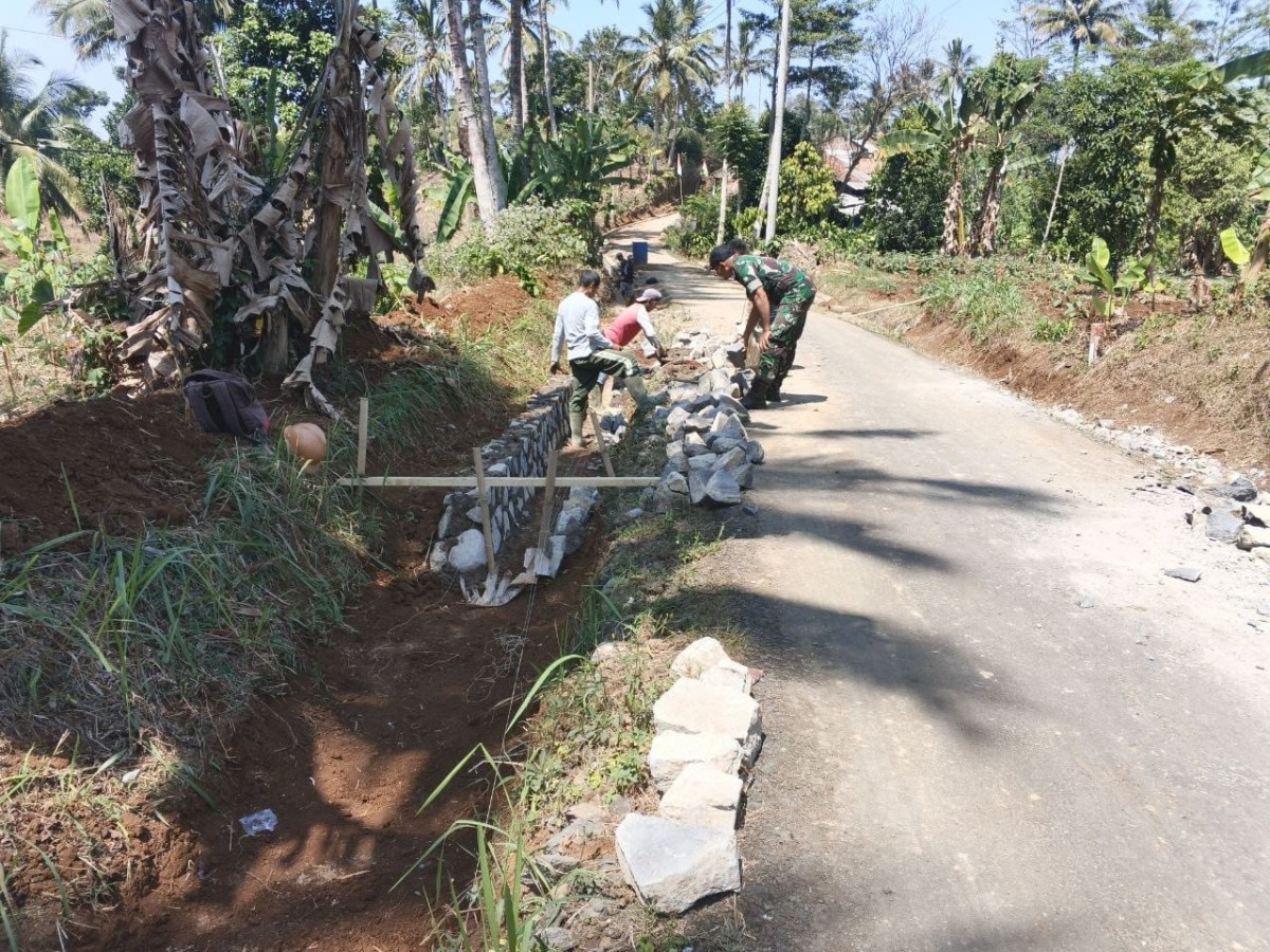 Babinsa Dampingi Pembangunan Drainase di Desa Gunung Endut