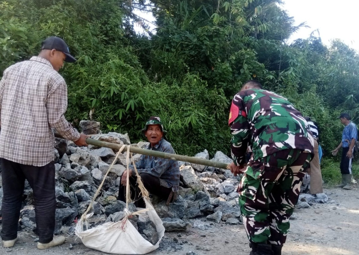 Babinsa Bangbayang Bersama Warga Laksanakan Karya Bakti Perbaikan Jalan