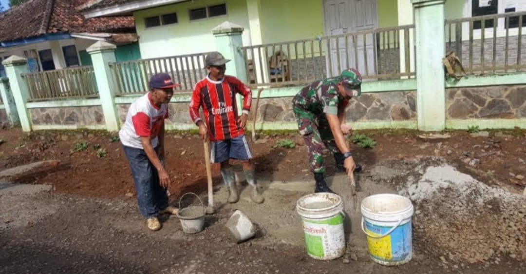 Karya Bakti, Babinsa Tegallega Bersama Warga Perbaiki Jalan Lingkungan