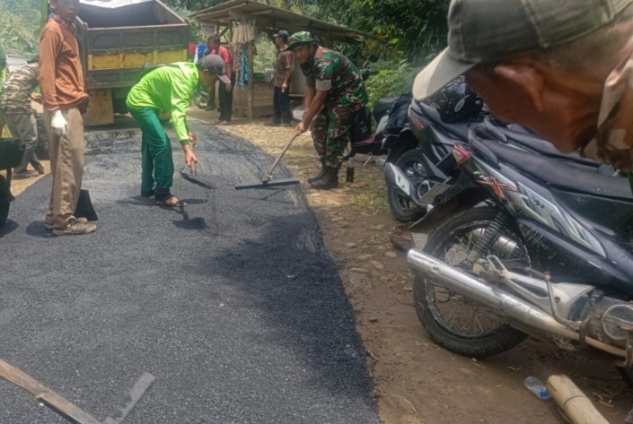 Babinsa Koramil 2206/Parakansalak Bersama Warga Laksanakan Karya Bakti Pengerasan Jalan
