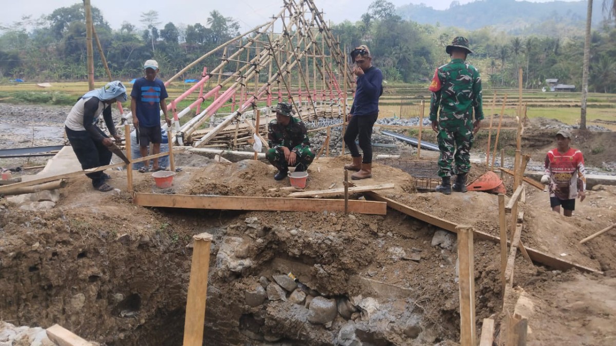 Babinsa dan Warga Gotong Royong Bangun Jembatan Garuda di Bojongsari