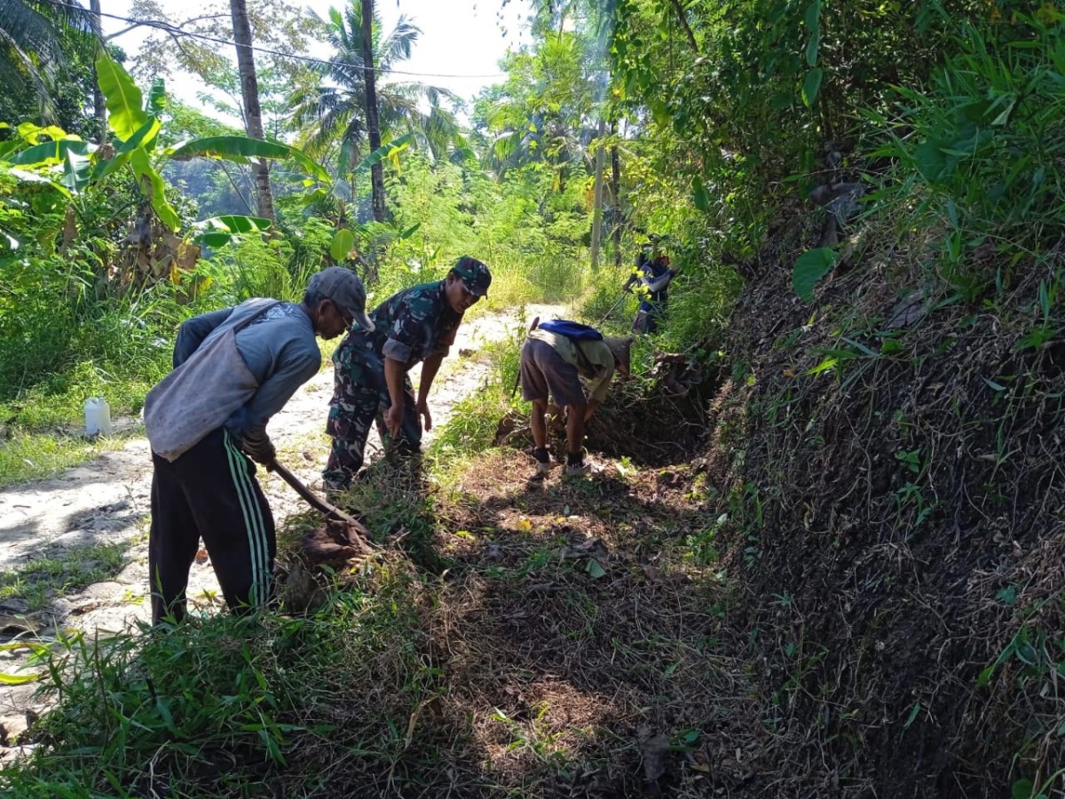 Karya Bakti Babinsa Bersama Warga, Benahi Jalan di Desa Sumberjaya