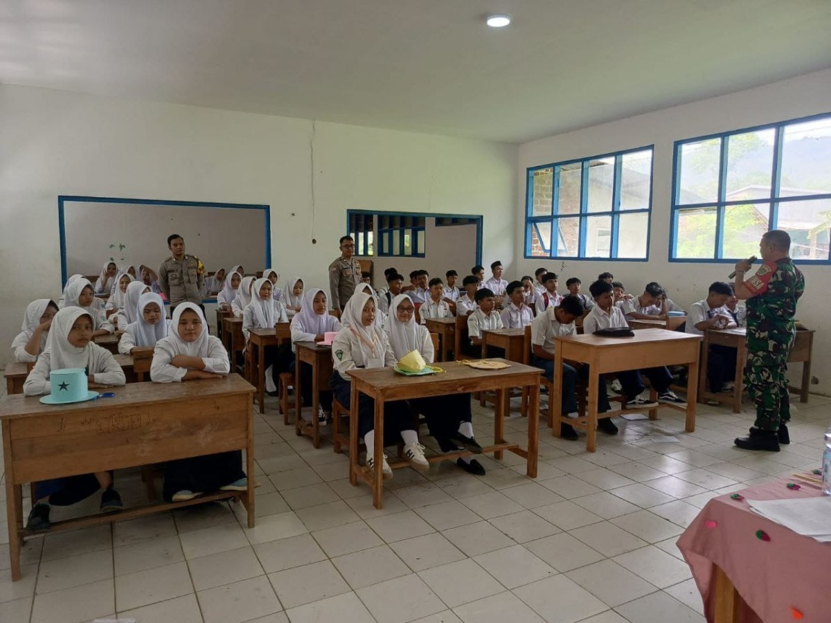 Kopda Kusdiarto Berikan Pembekalan Bela Negara kepada Pelajar SMPN 4 Warungkiara