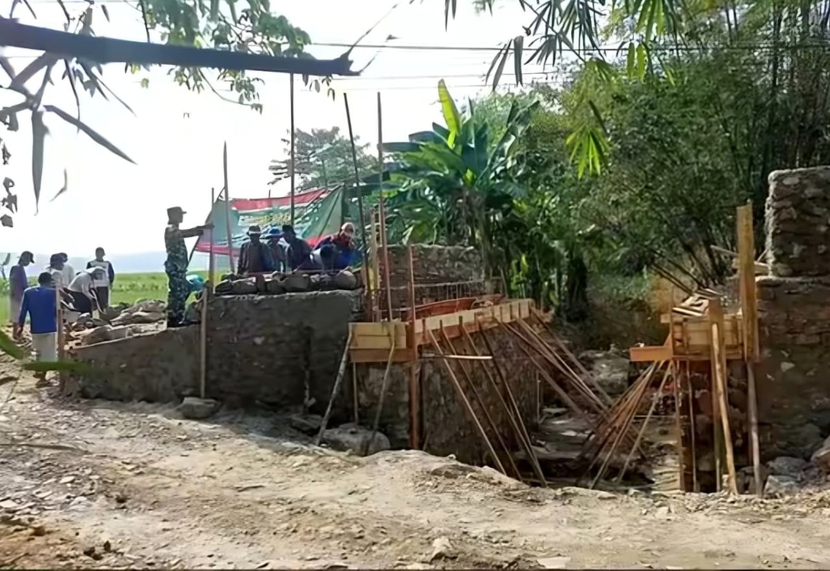 TNI Bantu Wujudkan Jembatan Beton Non Bencal untuk Dukung Mobilitas Warga di Pandeglang