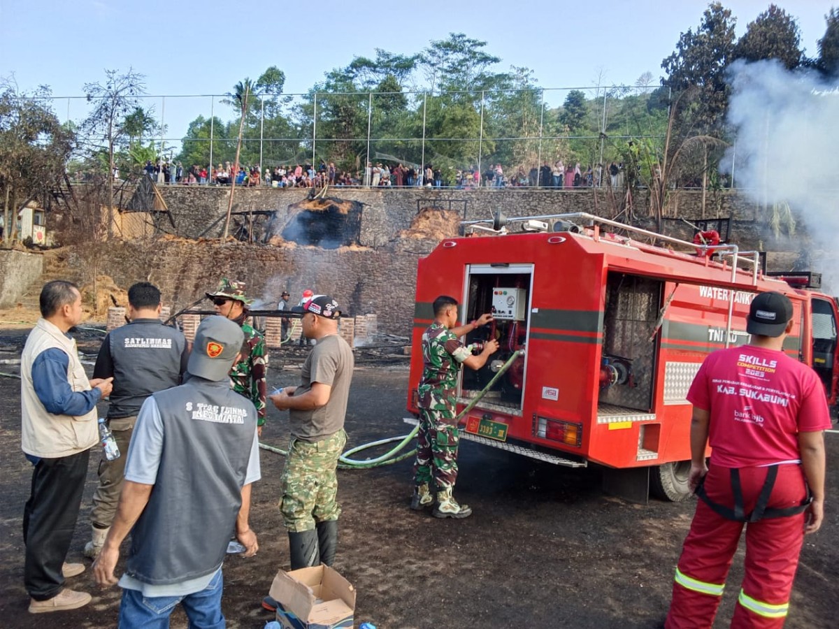 Babinsa Kodim 0605/Subang Bantu Padamkan Kebakaran Lahan Kosong di Subang